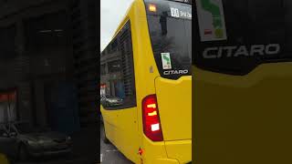 BVG Bus kracht in der Kreuzung auf die Verkehrsschilder und bleibt stecken mit hilfe der Polizei [upl. by Adnawyt348]