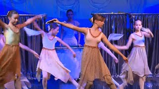 Auf Festivalbühne 10jährige Ballerina eröffnet Kulturwoche [upl. by Perl]