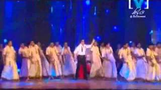 Shahrukh Khan and Kareena Kapoor performing Chamak Challo [upl. by Shutz]