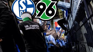 Zaunfahnenklau bei Hannover vs Schalke [upl. by Lleunamme]