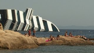 Italie Le naufrage du Costa Concordia attraction touristique [upl. by Sax]