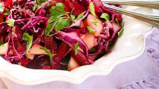 Recette  Salade de betteraves rouges aux pommes et yaourt [upl. by Rodolphe]