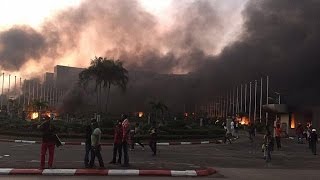 Gabon  présidentielle  lAssemblée nationale incendiée par des manifestants [upl. by Nuarb]