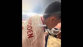 Momen Ragnar Oratmangoen menukar sepatu dengan miniatur Stadion Santiago Bernabeu milik supporter [upl. by Notlehs]