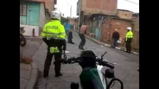 Loco ataca con machete a policias [upl. by Homere]