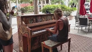 Un piano le regresó la vida a este indigente [upl. by Tigges]