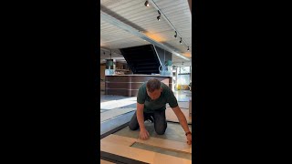 Joep is druk bezig met het leggen van een prachtige nieuwe vloer in onze showroom in Rijnsburg [upl. by Eceela]