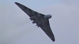 AVRO VULCAN BOMBER  Loud Engine Howl  Last public Displays [upl. by Kuehnel138]