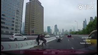 Road rage brawl breaks out on Shanghai’s Yan’an Elevated Road [upl. by Naryt]