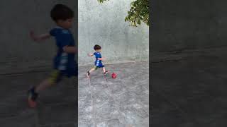 Todo el día fútbol ⚽️⚽️ baby futbol football niñossaludables [upl. by Yllus]