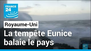 La tempête Eunice balaie le RoyaumeUni et met lEurope du Nord en alerte • FRANCE 24 [upl. by Joyann856]