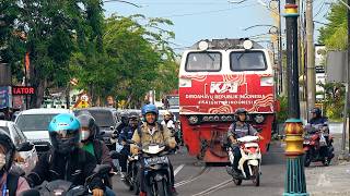 LANGSIRAN KERETA UNIK DI JALAN RAYA  Proses Langsiran Kereta Api BBM di Jalan Raya Stasiun Madiun [upl. by Flem]